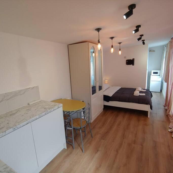 Self Contained, Double Bed Studio, Private Kitchen, Private Bath, Walking Distance To Harry Potter Watford  Exterior foto