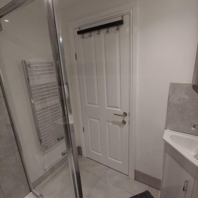 Self Contained, Double Bed Studio, Private Kitchen, Private Bath, Walking Distance To Harry Potter Watford  Exterior foto