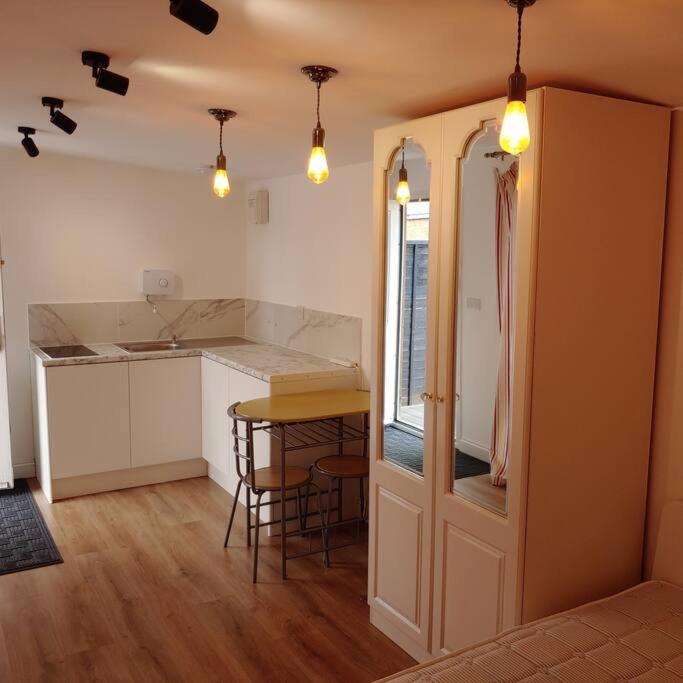 Self Contained, Double Bed Studio, Private Kitchen, Private Bath, Walking Distance To Harry Potter Watford  Exterior foto