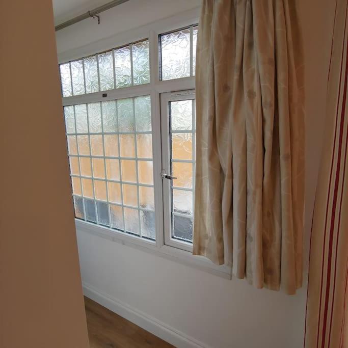 Self Contained, Double Bed Studio, Private Kitchen, Private Bath, Walking Distance To Harry Potter Watford  Exterior foto