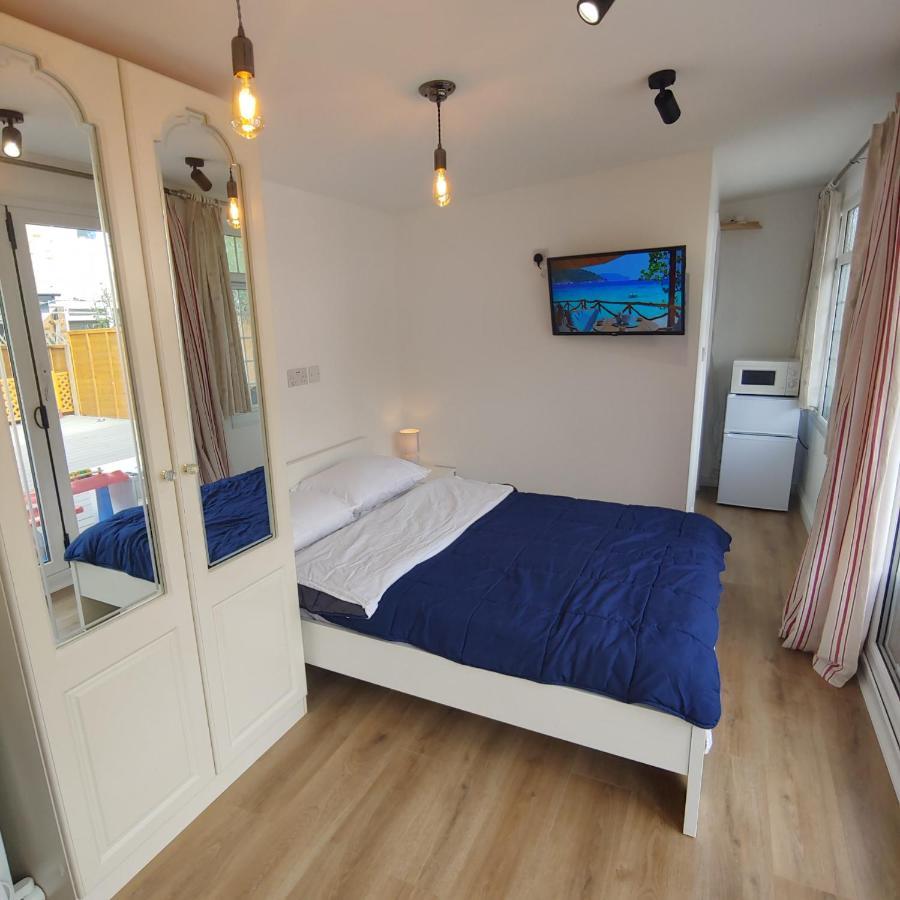 Self Contained, Double Bed Studio, Private Kitchen, Private Bath, Walking Distance To Harry Potter Watford  Exterior foto