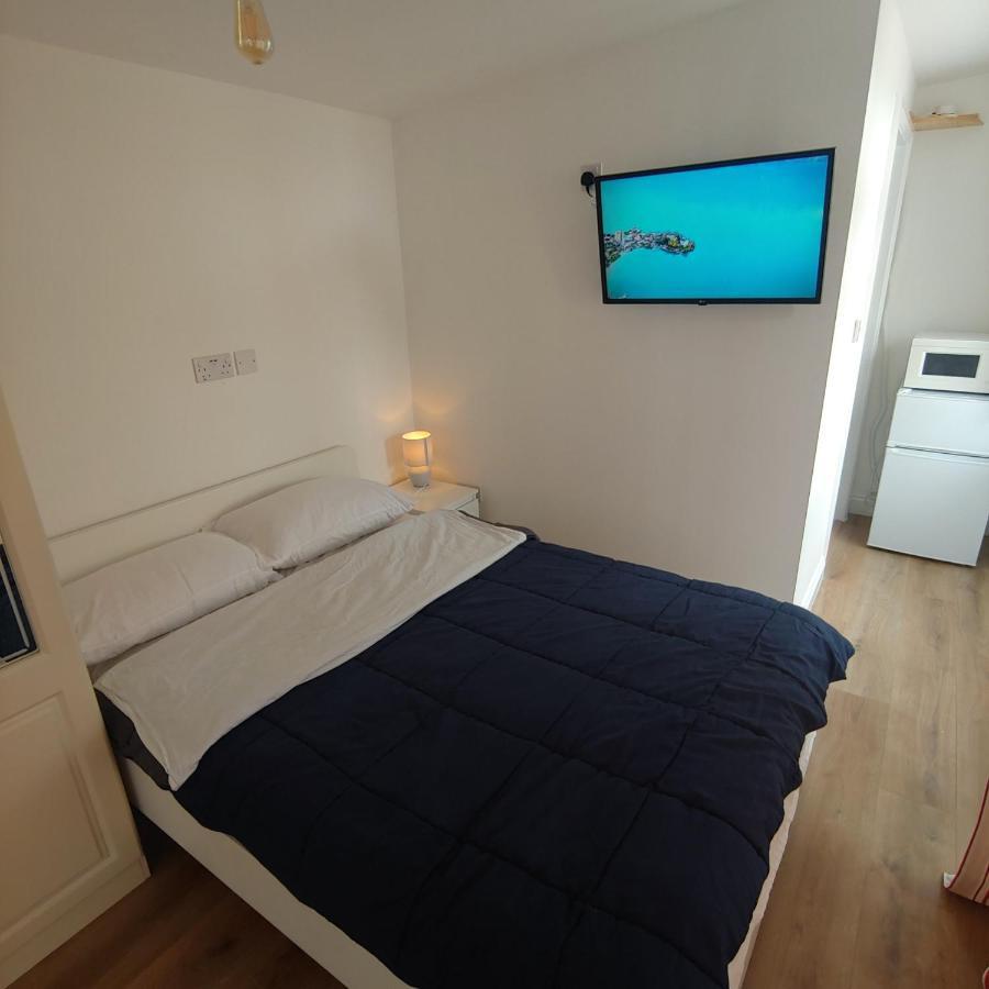 Self Contained, Double Bed Studio, Private Kitchen, Private Bath, Walking Distance To Harry Potter Watford  Exterior foto