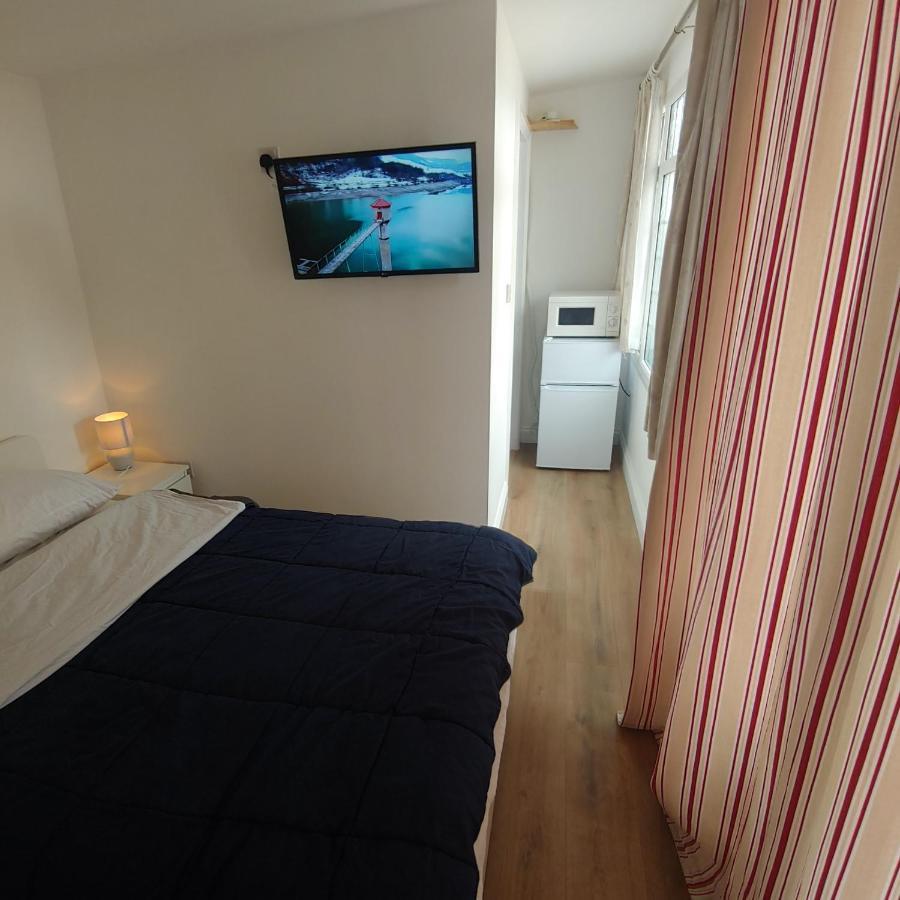 Self Contained, Double Bed Studio, Private Kitchen, Private Bath, Walking Distance To Harry Potter Watford  Exterior foto