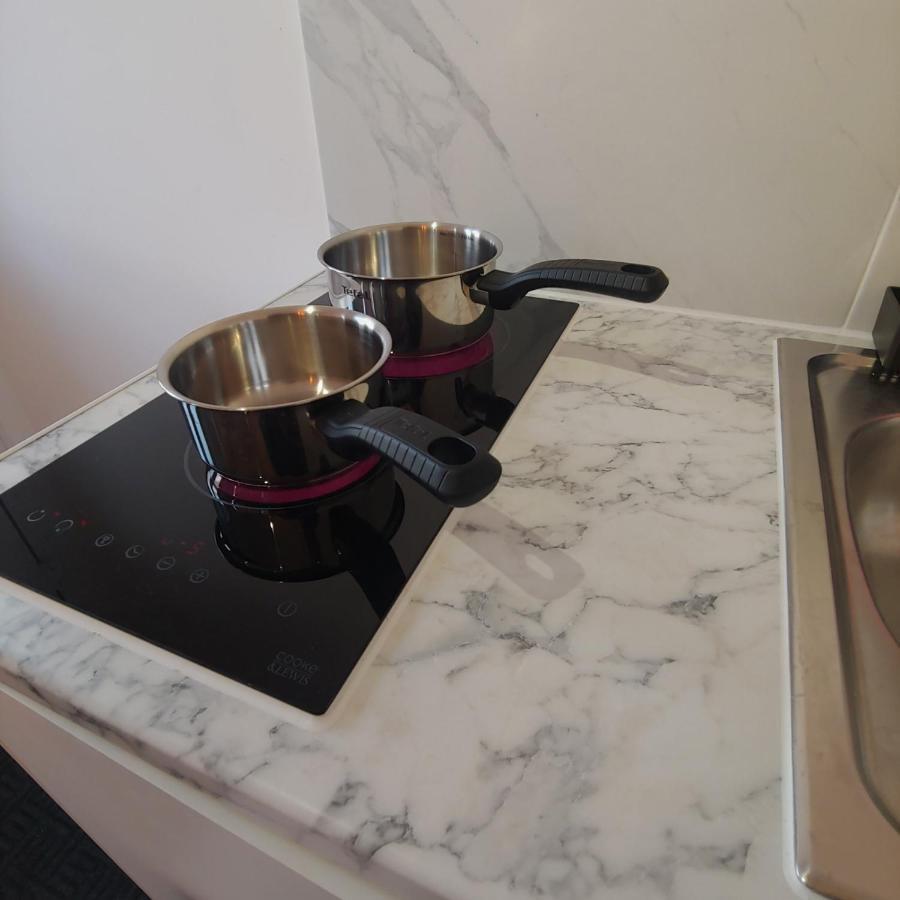 Self Contained, Double Bed Studio, Private Kitchen, Private Bath, Walking Distance To Harry Potter Watford  Exterior foto