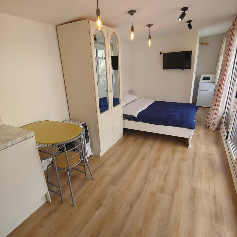 Self Contained, Double Bed Studio, Private Kitchen, Private Bath, Walking Distance To Harry Potter Watford  Exterior foto