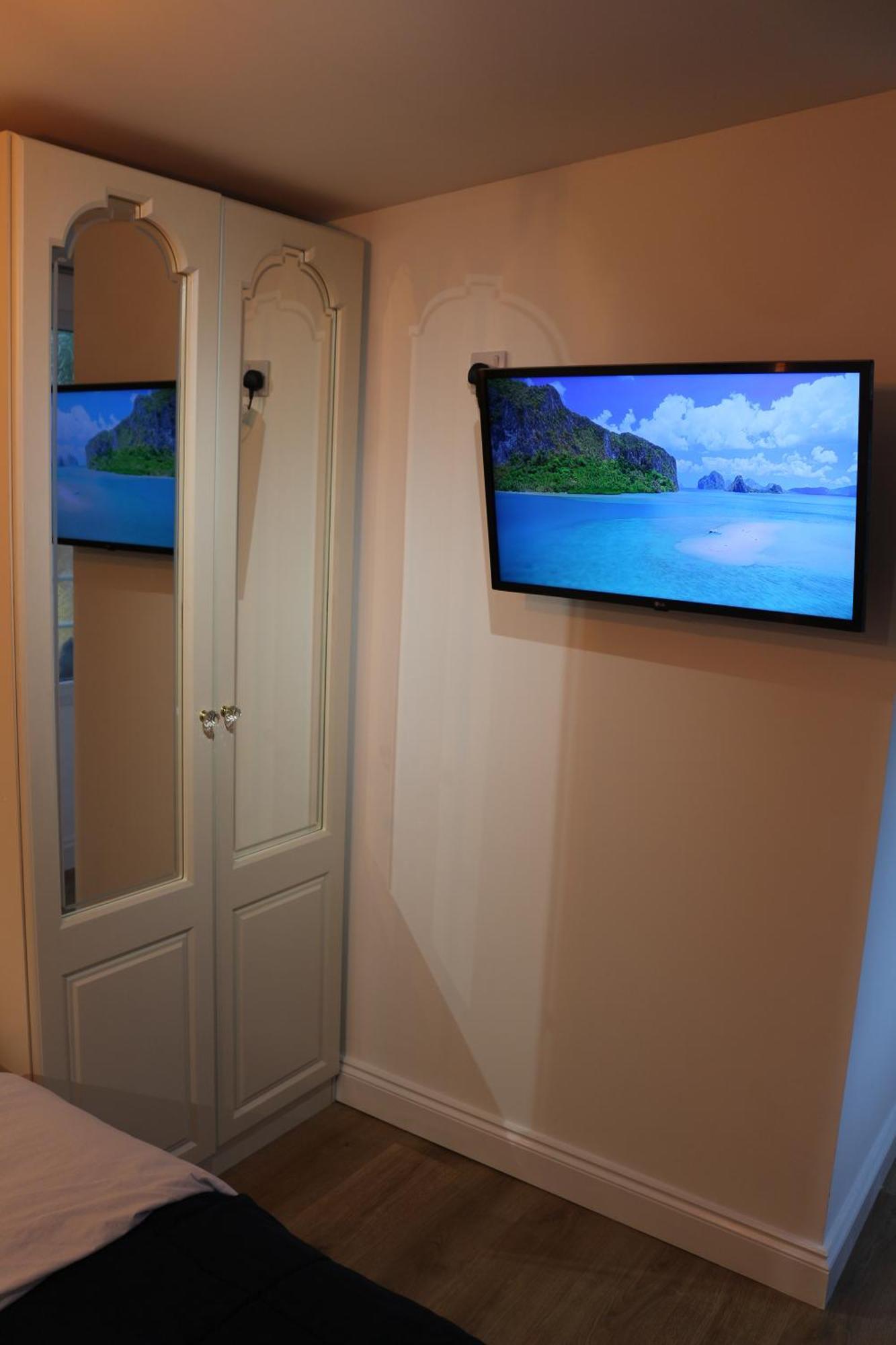 Self Contained, Double Bed Studio, Private Kitchen, Private Bath, Walking Distance To Harry Potter Watford  Exterior foto