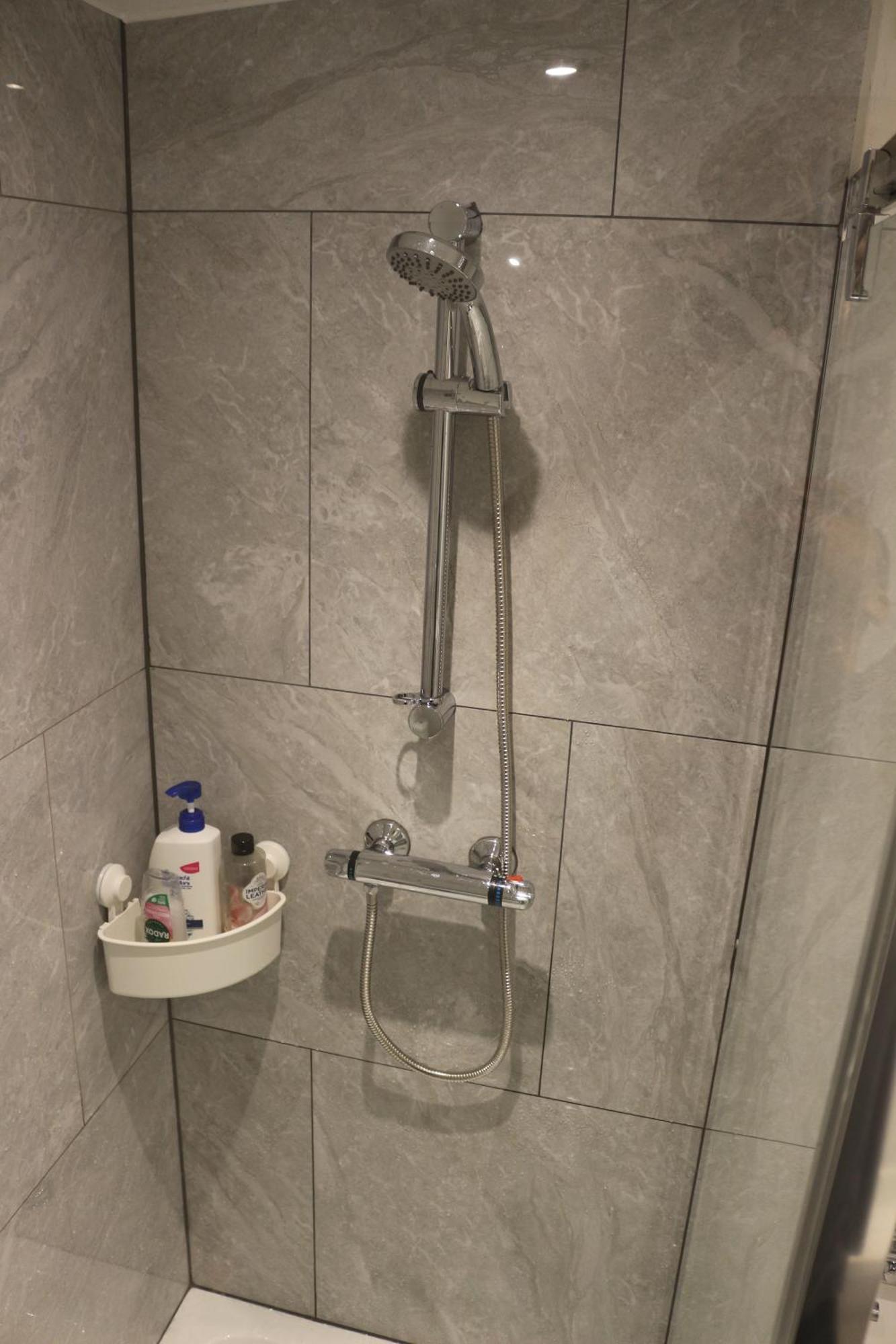 Self Contained, Double Bed Studio, Private Kitchen, Private Bath, Walking Distance To Harry Potter Watford  Exterior foto