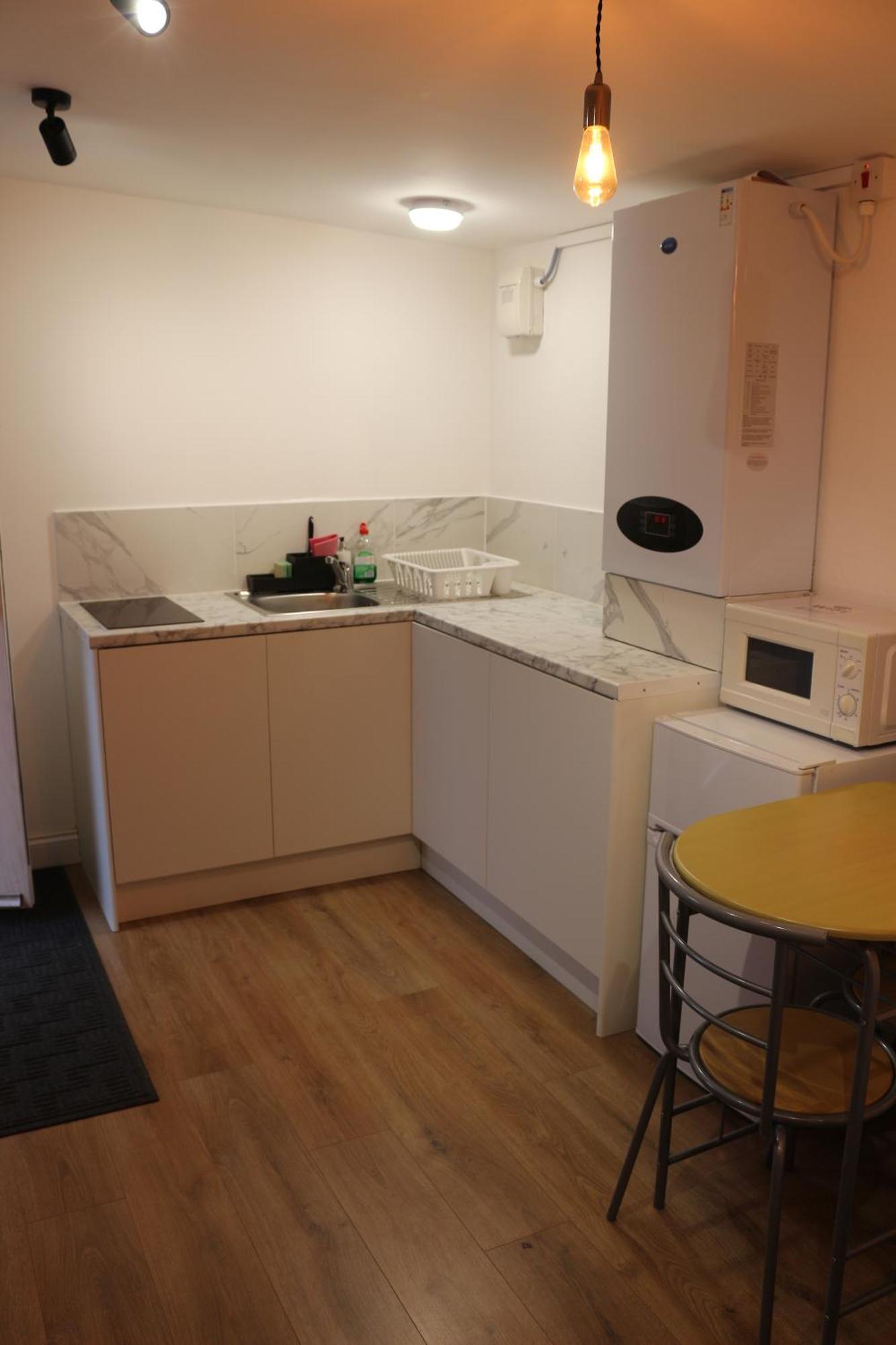 Self Contained, Double Bed Studio, Private Kitchen, Private Bath, Walking Distance To Harry Potter Watford  Exterior foto