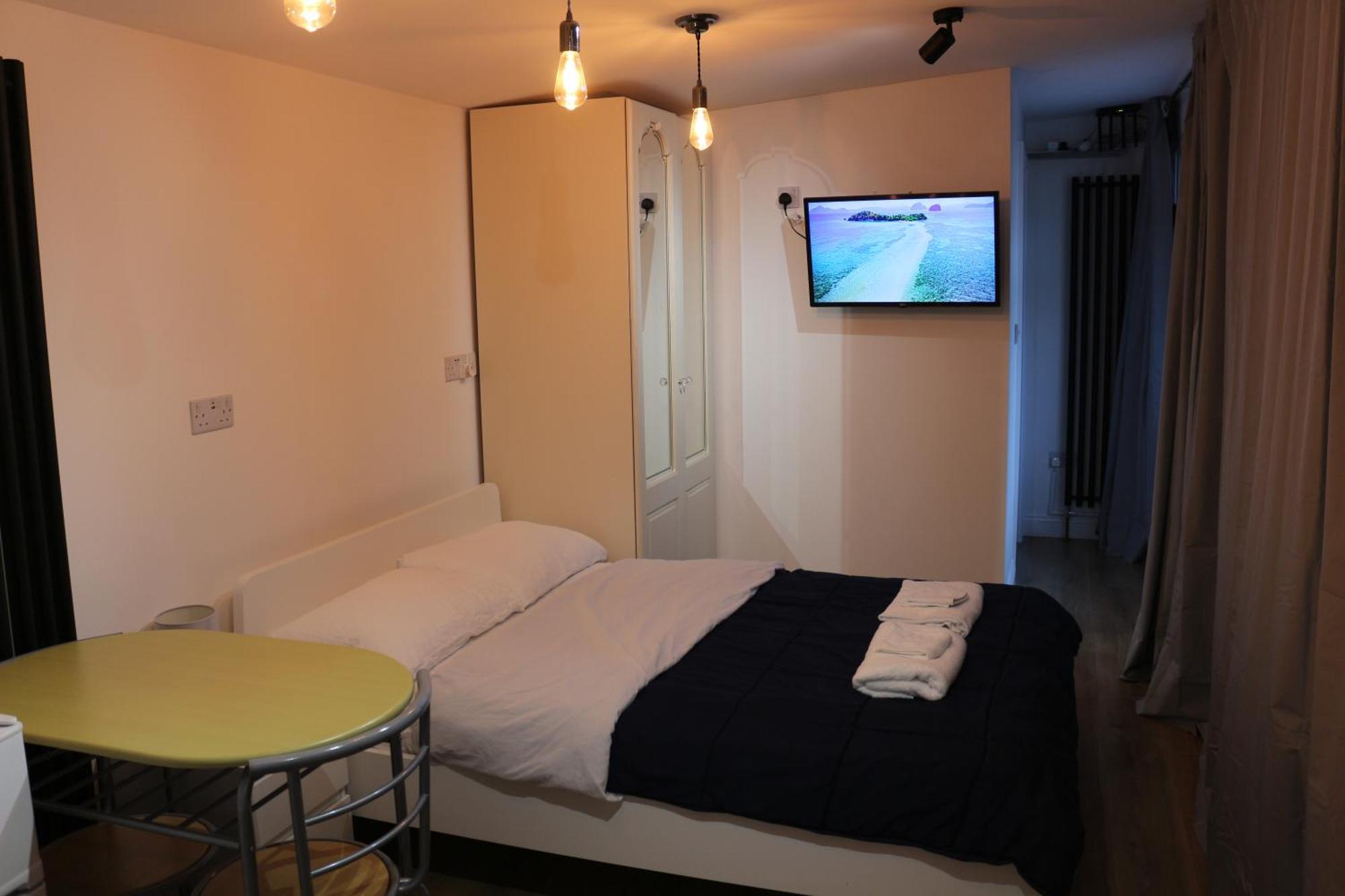 Self Contained, Double Bed Studio, Private Kitchen, Private Bath, Walking Distance To Harry Potter Watford  Exterior foto